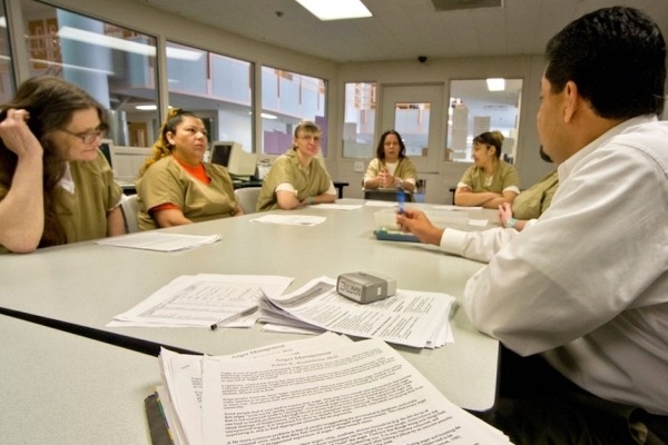 Mujeres uniformadas participan en un seminario sobre tratamiento de drogas en una cárcel en Santa Ana, California.
